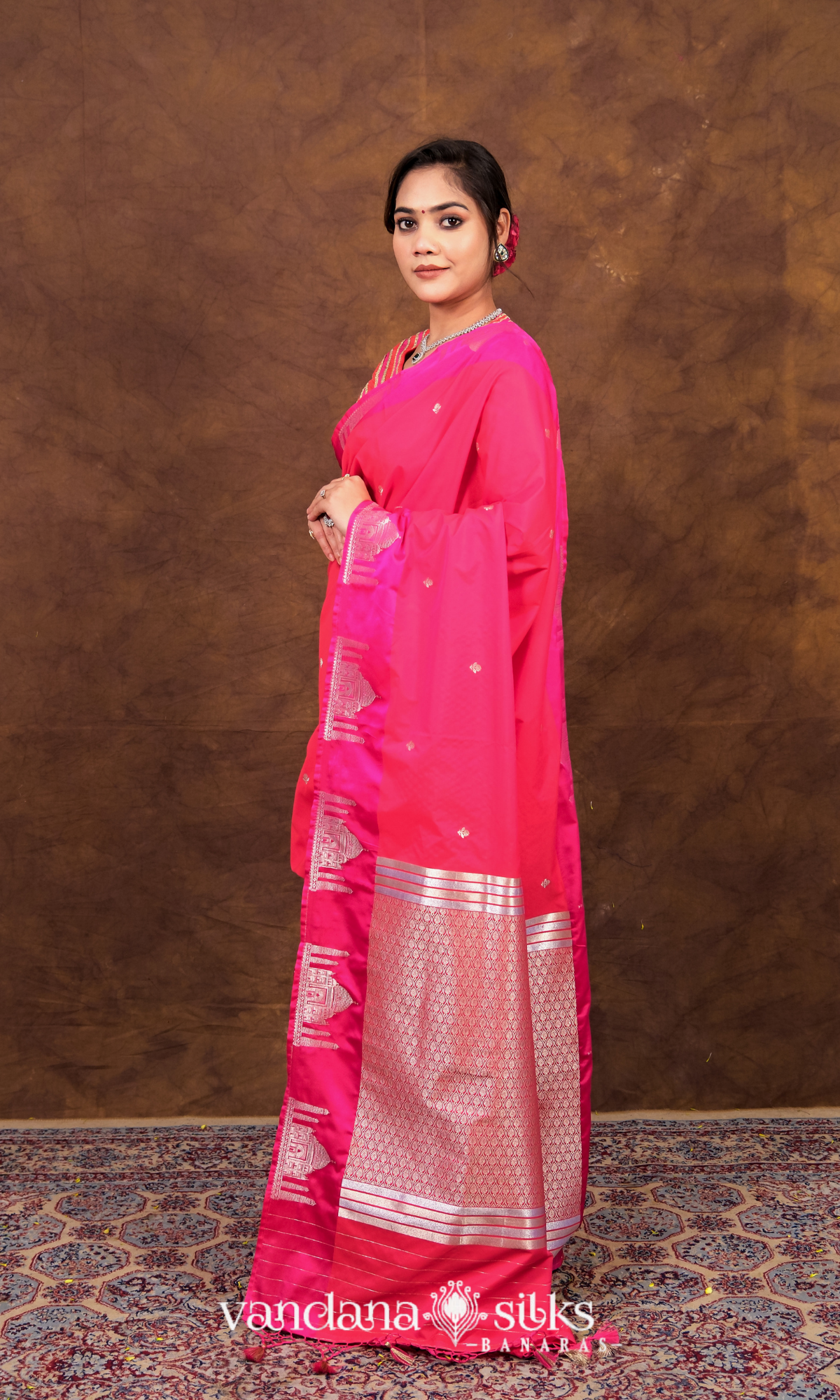"WAAH BANARAS 18D" Banarasi Soft Silk Saree: Inspired by the Taj