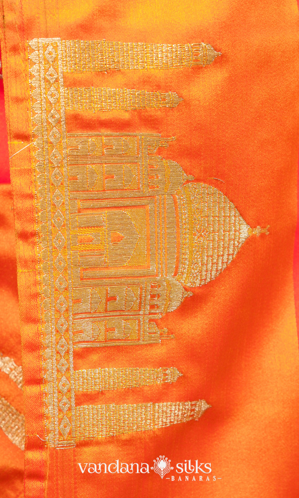 "WAAH BANARAS 18B" Banarasi Soft Silk Saree: Inspired by the Taj
