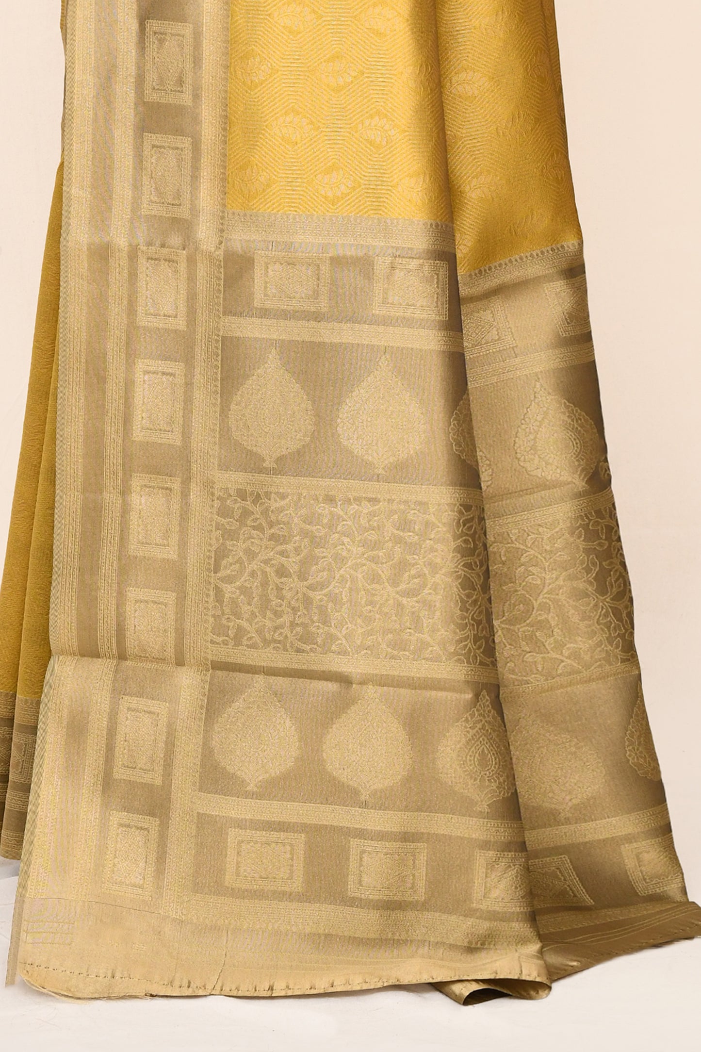 "UTSAV BANARAS 045" Golden Tanchoi Banarasi Silk Saree