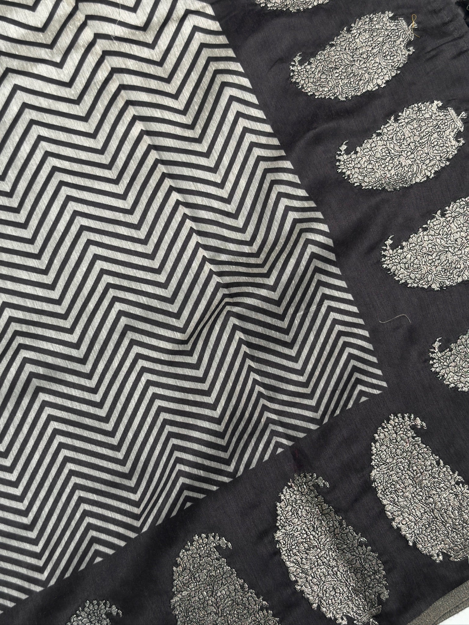 UTSAV BANARAS 409: Silver Grey Zig - Zag Raw Silk Saree with Silver Paisley Buta Border