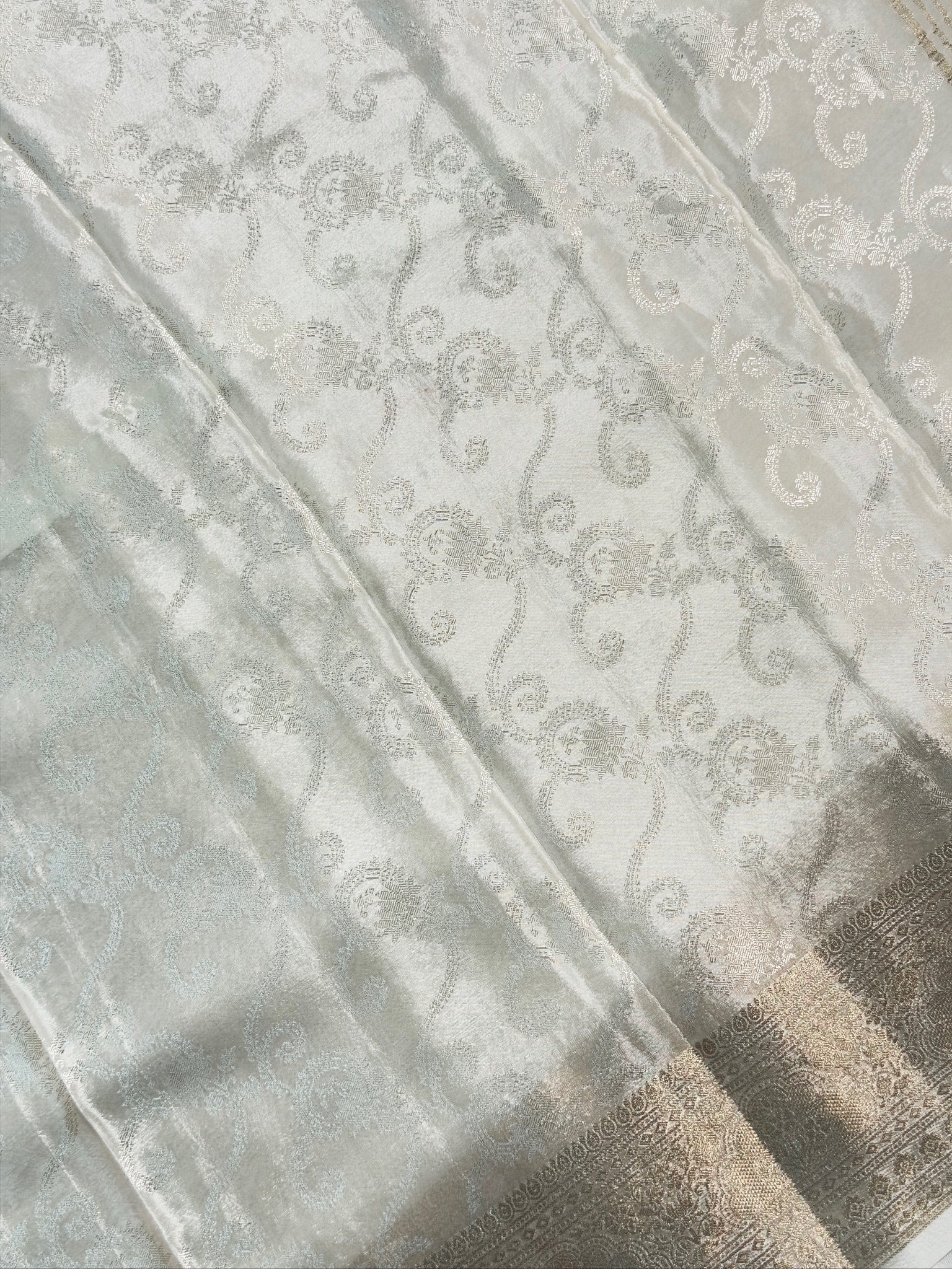 UTSAV BANARAS 448: Pearl White Crepe Tanchoi Saree with All-Over Thread Weaving & Elegant Zari Border
