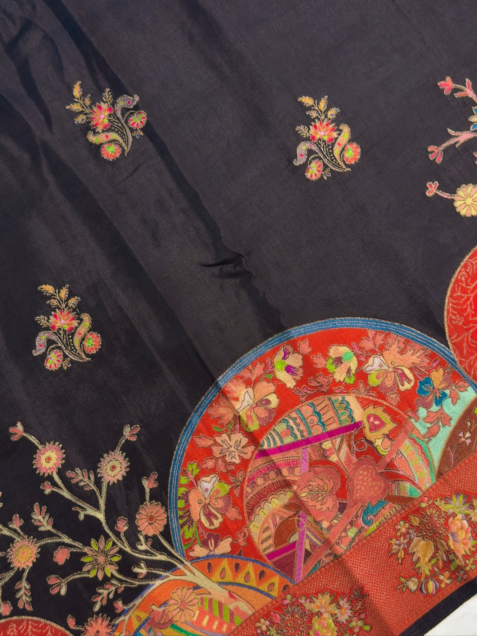 UTSAV BANARAS 476G: Black & Red Butter Silk Saree with Royal Paisley Position Print & Contrast Blouse