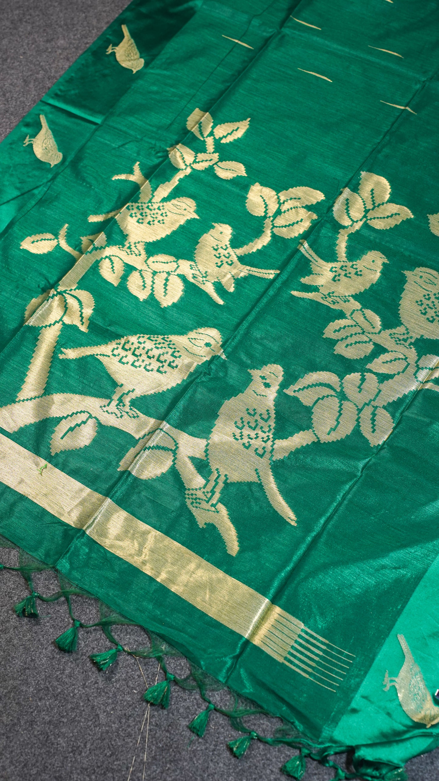 "UTSAV BANARAS 110"Banarasi Green Raw Silk With Bird Border Saree
