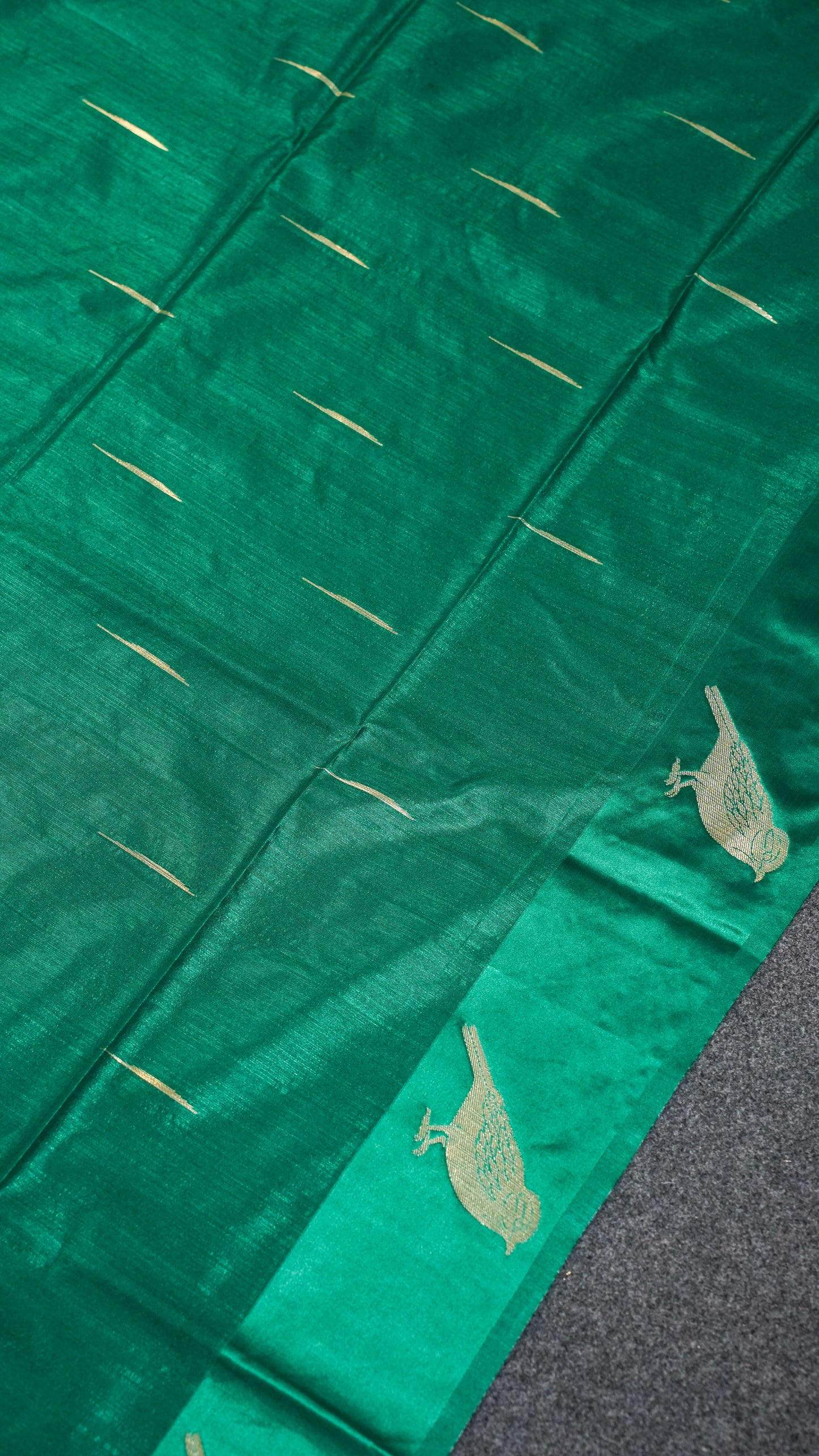 "UTSAV BANARAS 110"Banarasi Green Raw Silk With Bird Border Saree