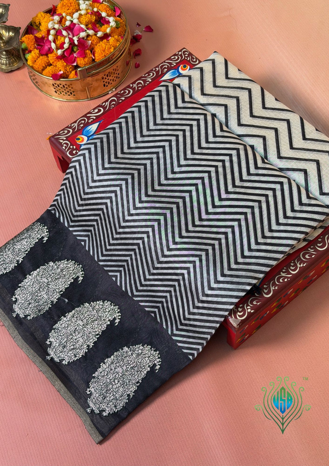 UTSAV BANARAS 409: Silver Grey Zig - Zag Raw Silk Saree with Silver Paisley Buta Border