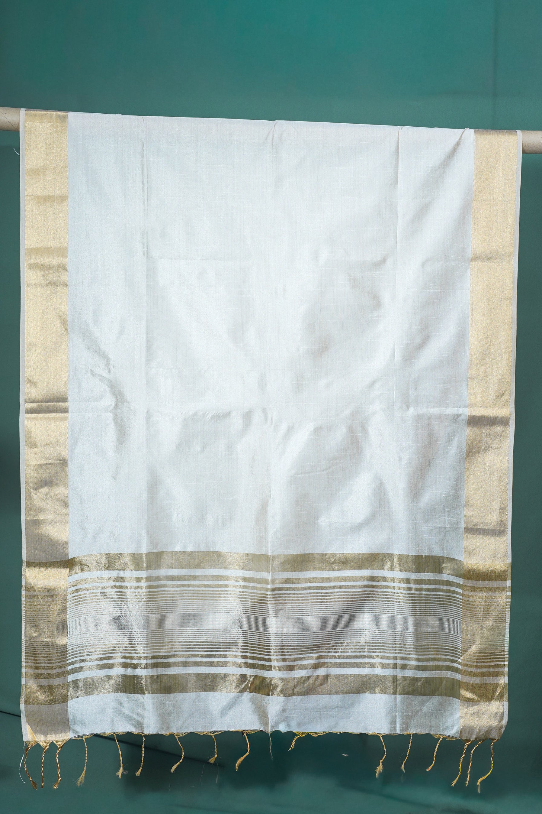 UTSAV BANARAS 256: Classic White Banarasi Raw Silk Saree with Zari Woven Palla