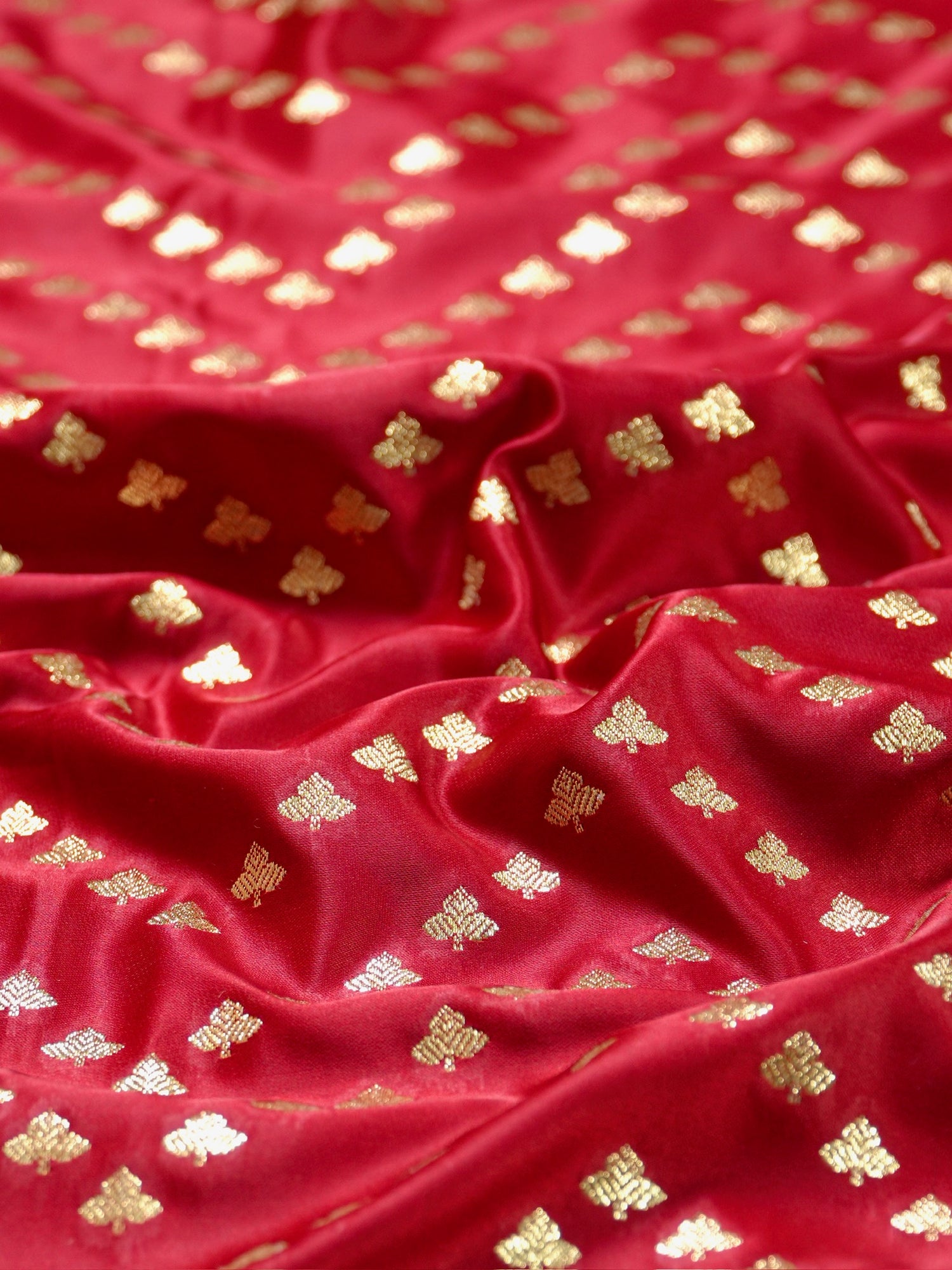 Waah Banaras173: Royal Red Satin Silk Banarasi Saree with Zig-Zag Buti &amp; Contrast Pallu