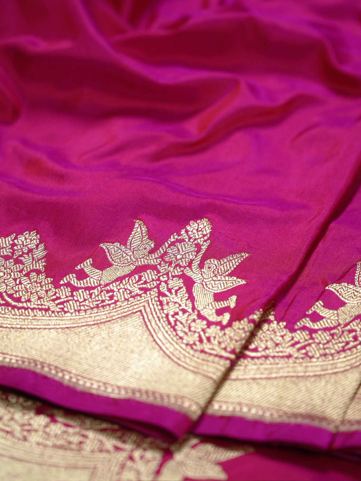 VIRASAT 445:Peachy Pink Dual Shade Pure Katan Silk Saree with Kadwa Zari Scallop Border | Silk Mark Certified
