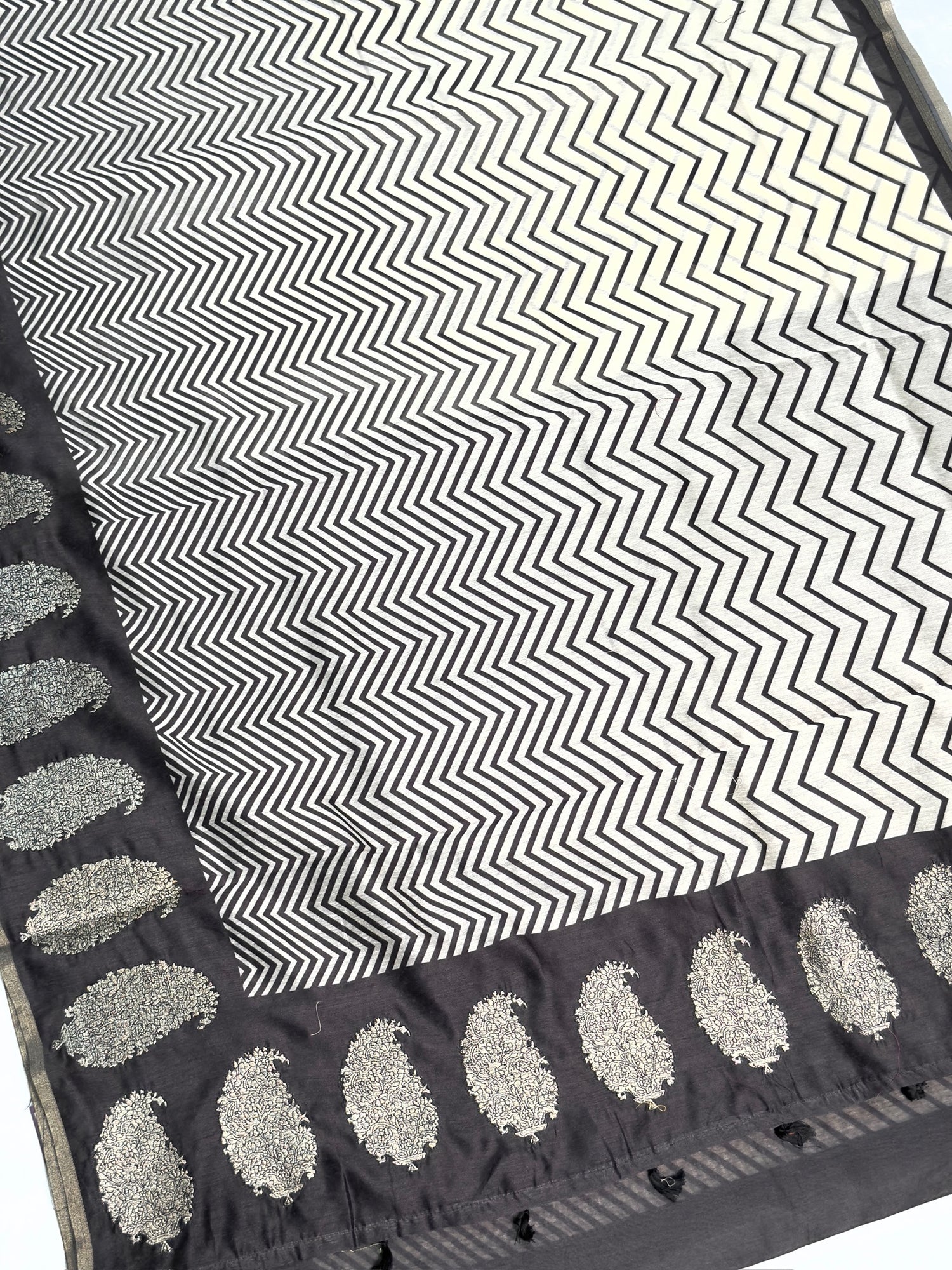UTSAV BANARAS 409: Silver Grey Zig - Zag Raw Silk Saree with Silver Paisley Buta Border
