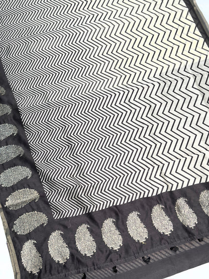 UTSAV BANARAS 409: Silver Grey Zig - Zag Raw Silk Saree with Silver Paisley Buta Border