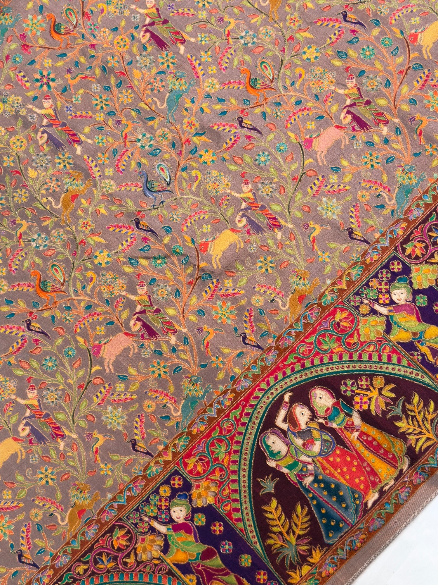 UTSAV BANARAS 479B: Champagne Butter Silk Saree with Kalamkari Position Print &amp; Contrast Blouse