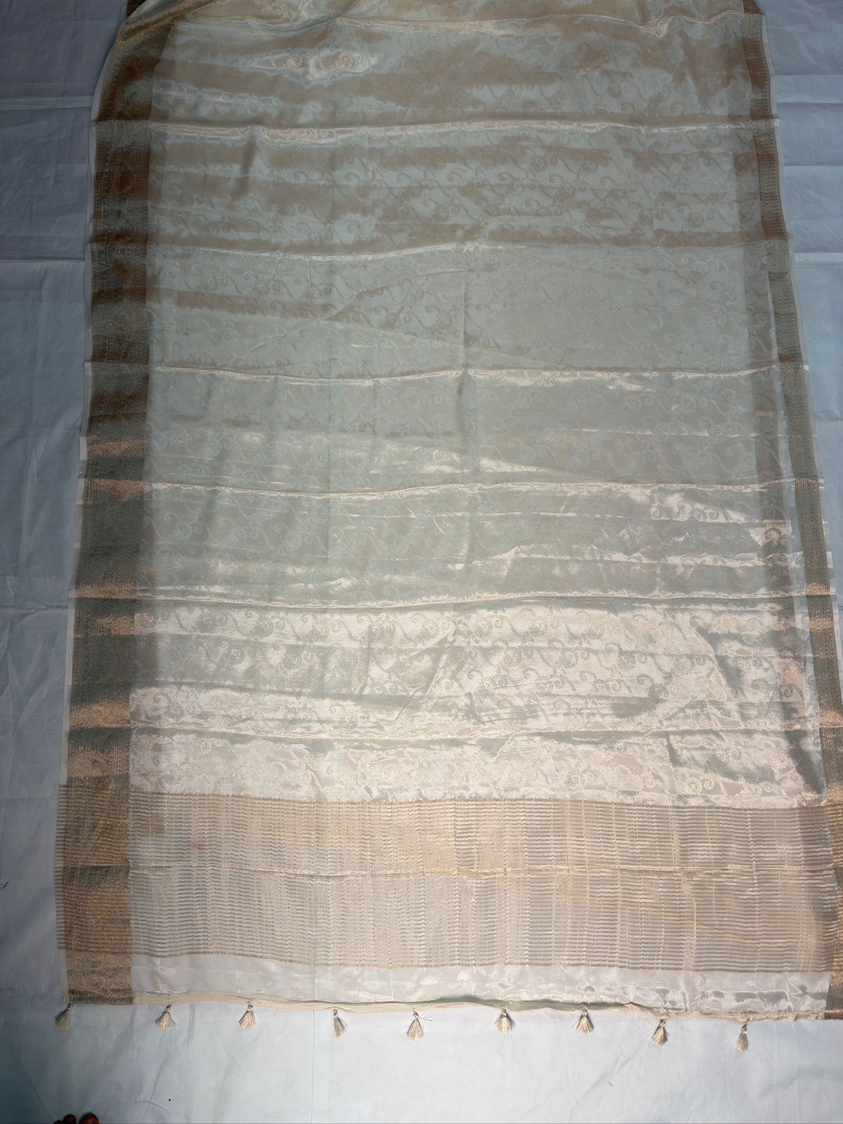 UTSAV BANARAS 448: Pearl White Crepe Tanchoi Saree with All-Over Thread Weaving &amp; Elegant Zari Border