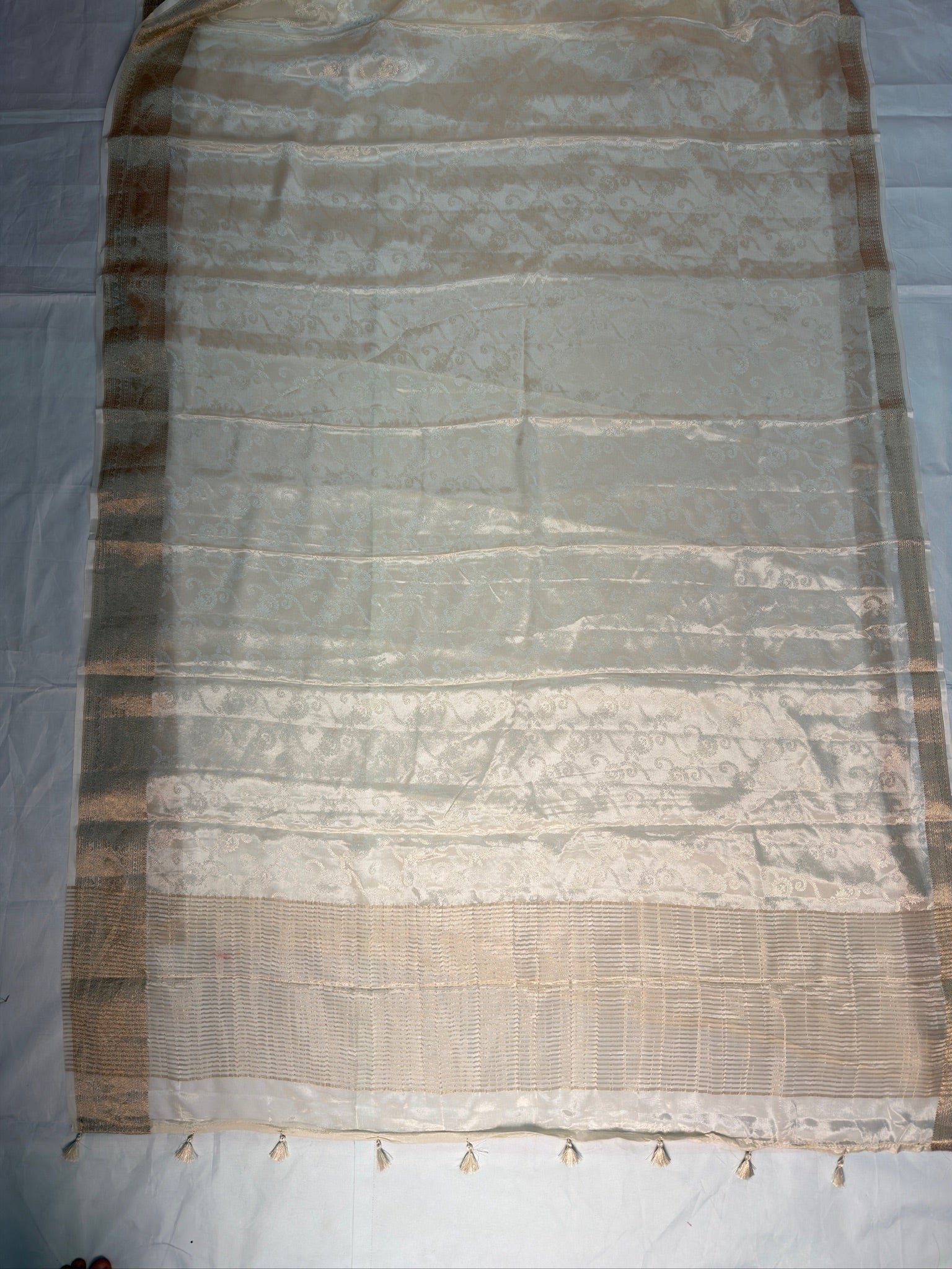 UTSAV BANARAS 448: Pearl White Crepe Tanchoi Saree with All-Over Thread Weaving &amp; Elegant Zari Border