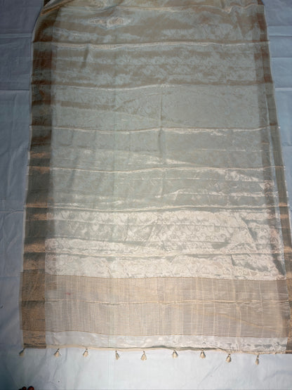 UTSAV BANARAS 448: Pearl White Crepe Tanchoi Saree with All-Over Thread Weaving &amp; Elegant Zari Border