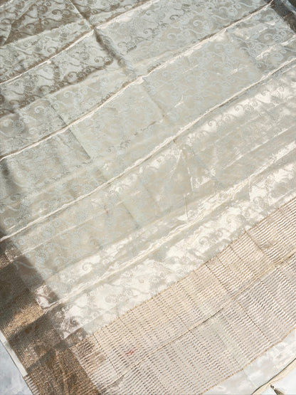 UTSAV BANARAS 448: Pearl White Crepe Tanchoi Saree with All-Over Thread Weaving &amp; Elegant Zari Border