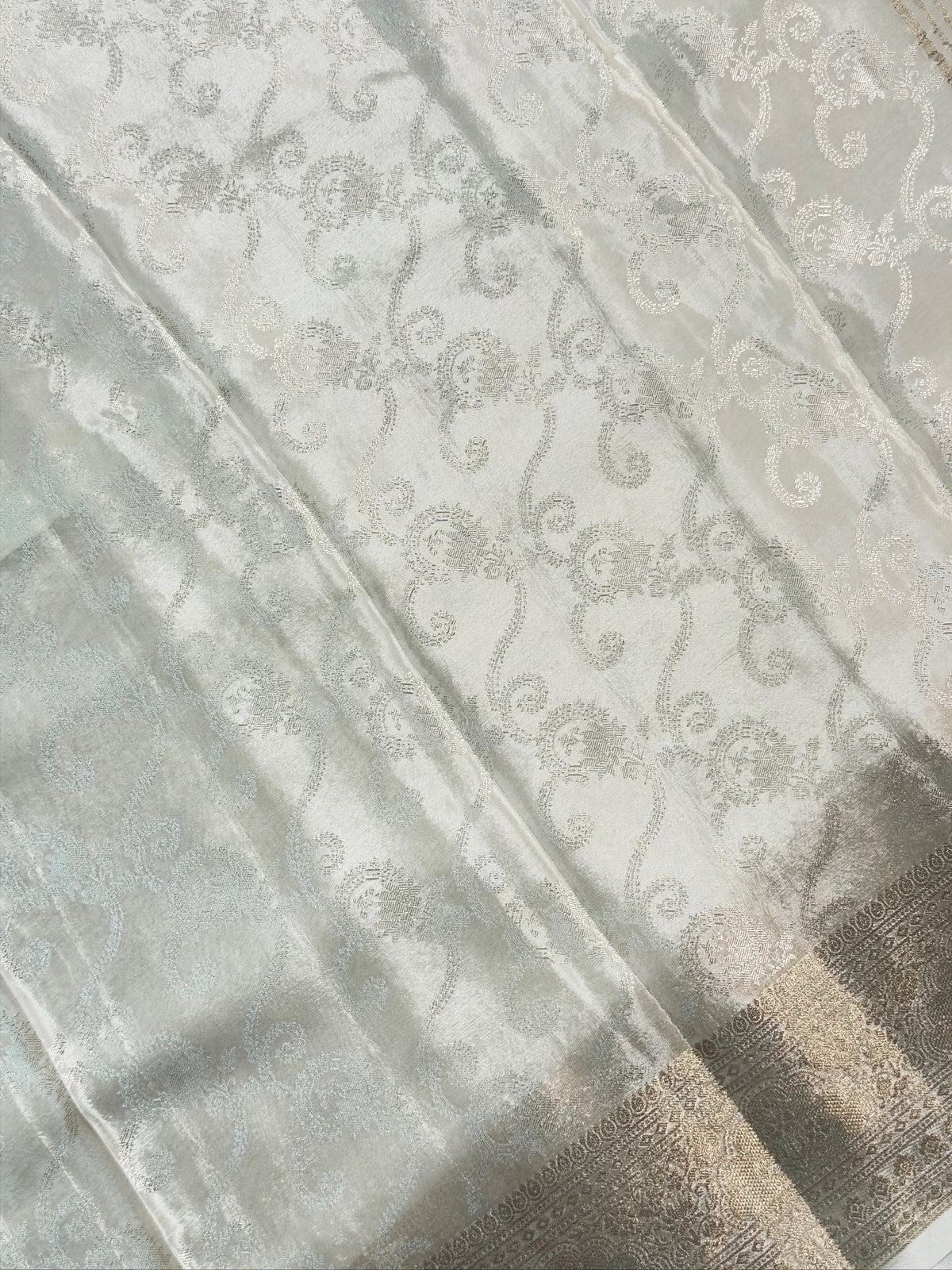UTSAV BANARAS 448: Pearl White Crepe Tanchoi Saree with All-Over Thread Weaving &amp; Elegant Zari Border