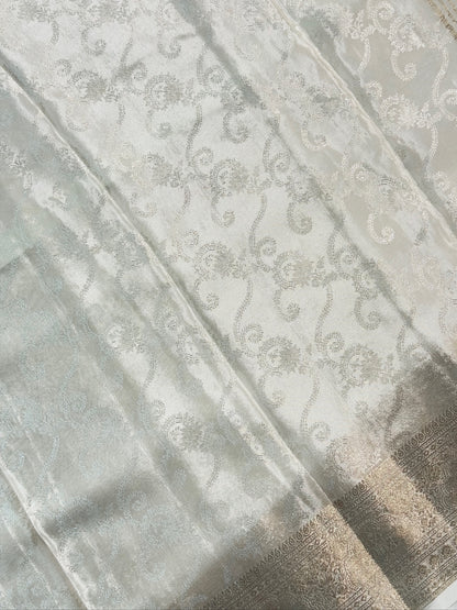 UTSAV BANARAS 448: Pearl White Crepe Tanchoi Saree with All-Over Thread Weaving &amp; Elegant Zari Border