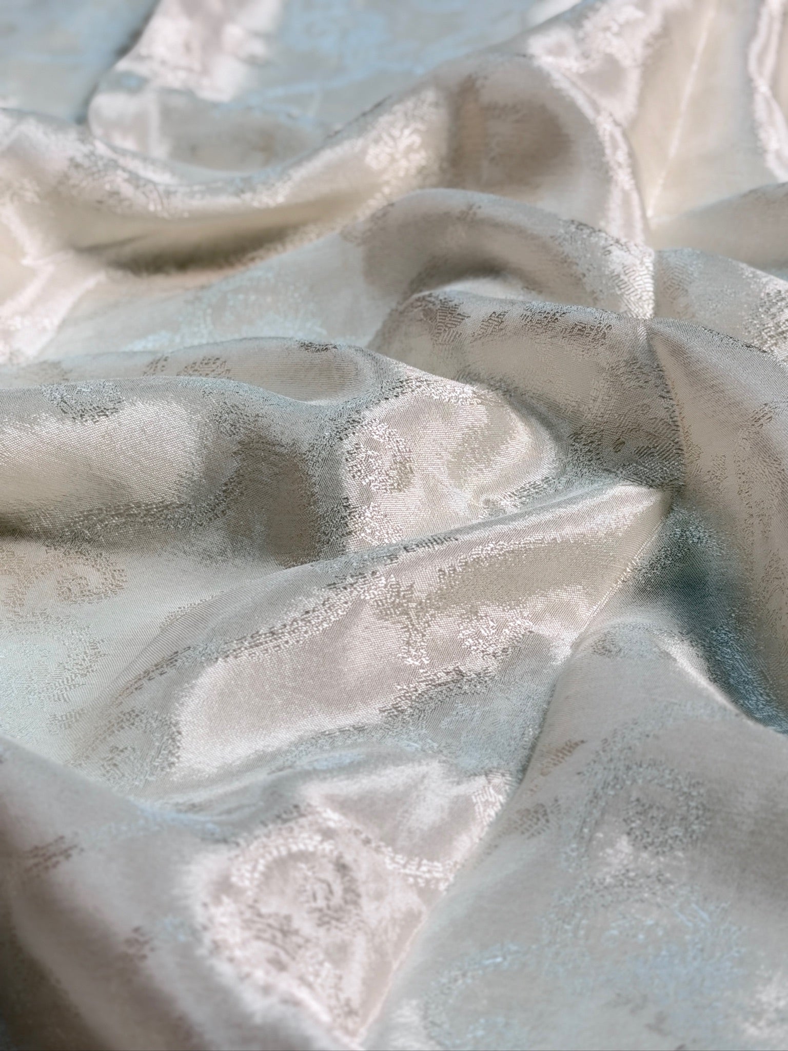 UTSAV BANARAS 448: Pearl White Crepe Tanchoi Saree with All-Over Thread Weaving &amp; Elegant Zari Border
