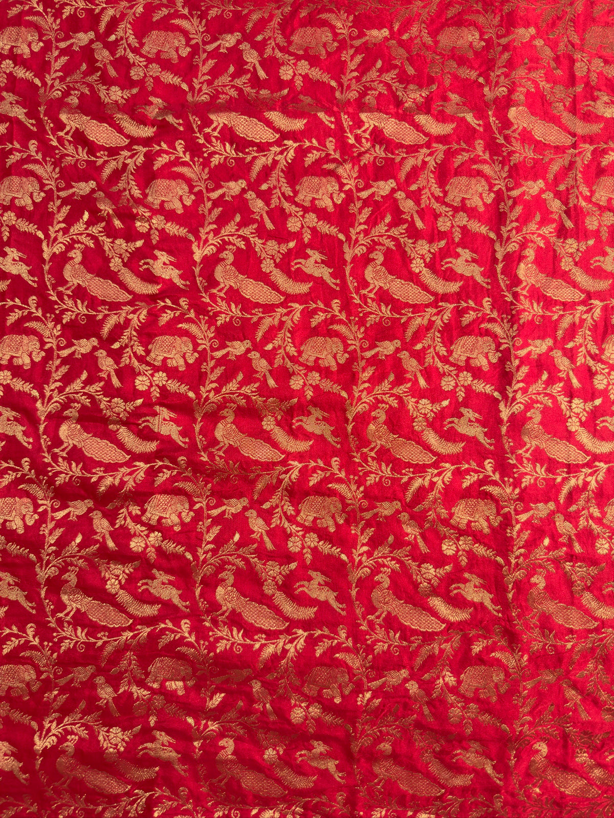 UTSAV BANARAS 448: Pearl White Crepe Tanchoi Saree with All-Over Thread Weaving &amp; Elegant Zari Border