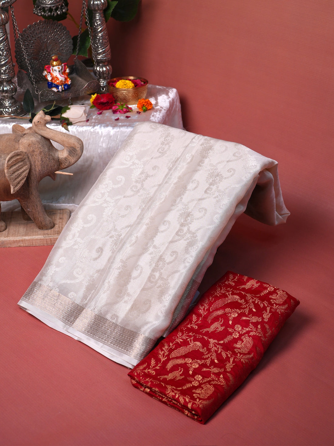 UTSAV BANARAS 448: Pearl White Crepe Tanchoi Saree with All-Over Thread Weaving &amp; Elegant Zari Border