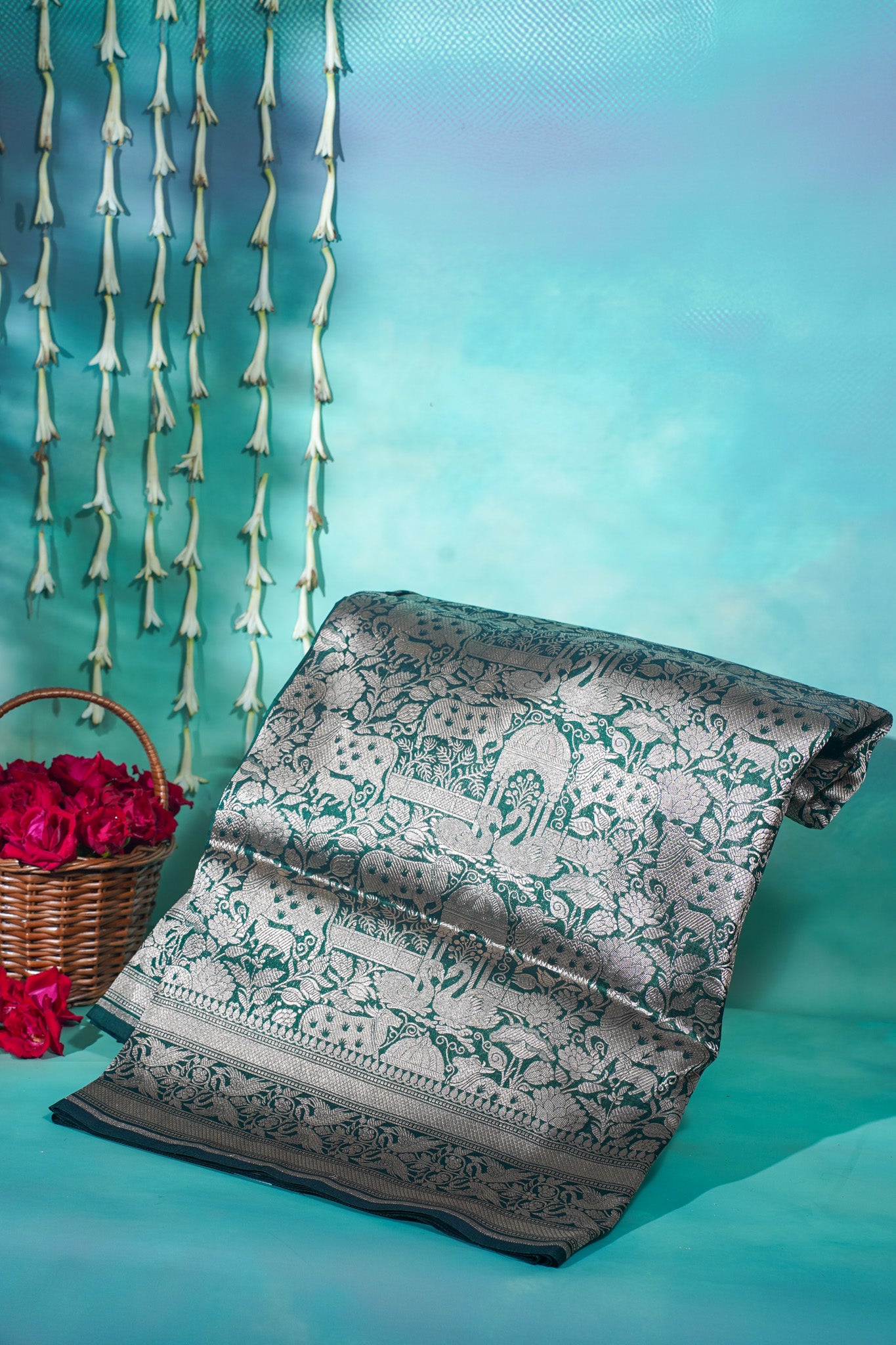 "VIRASAT 160" Pure Banarasi Handloom Silk Brocade Saree: A Masterpiece of Jamewar Technique