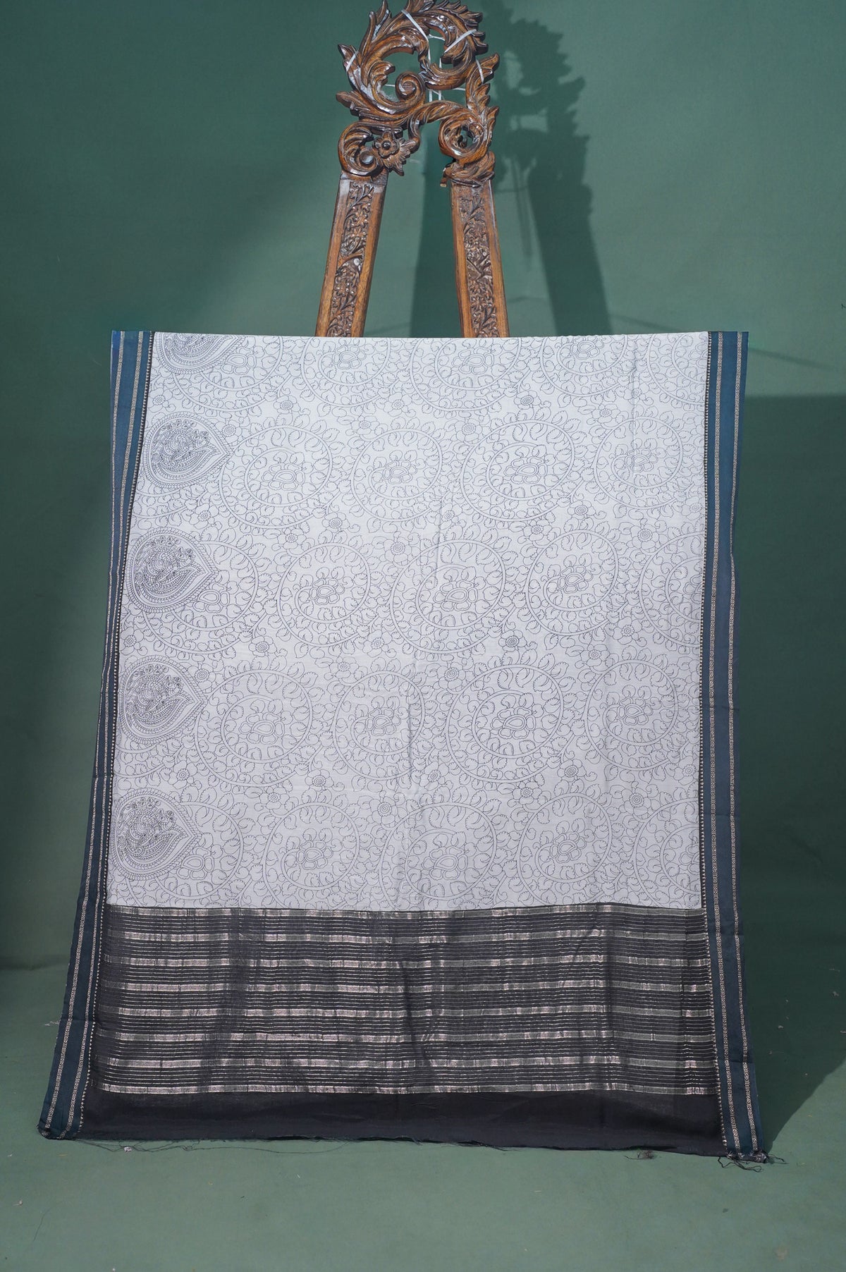UTSAV BANARAS 348: Graceful Off White Munga Silk Saree with Artistic Print &amp; Satin Zari Patta Border