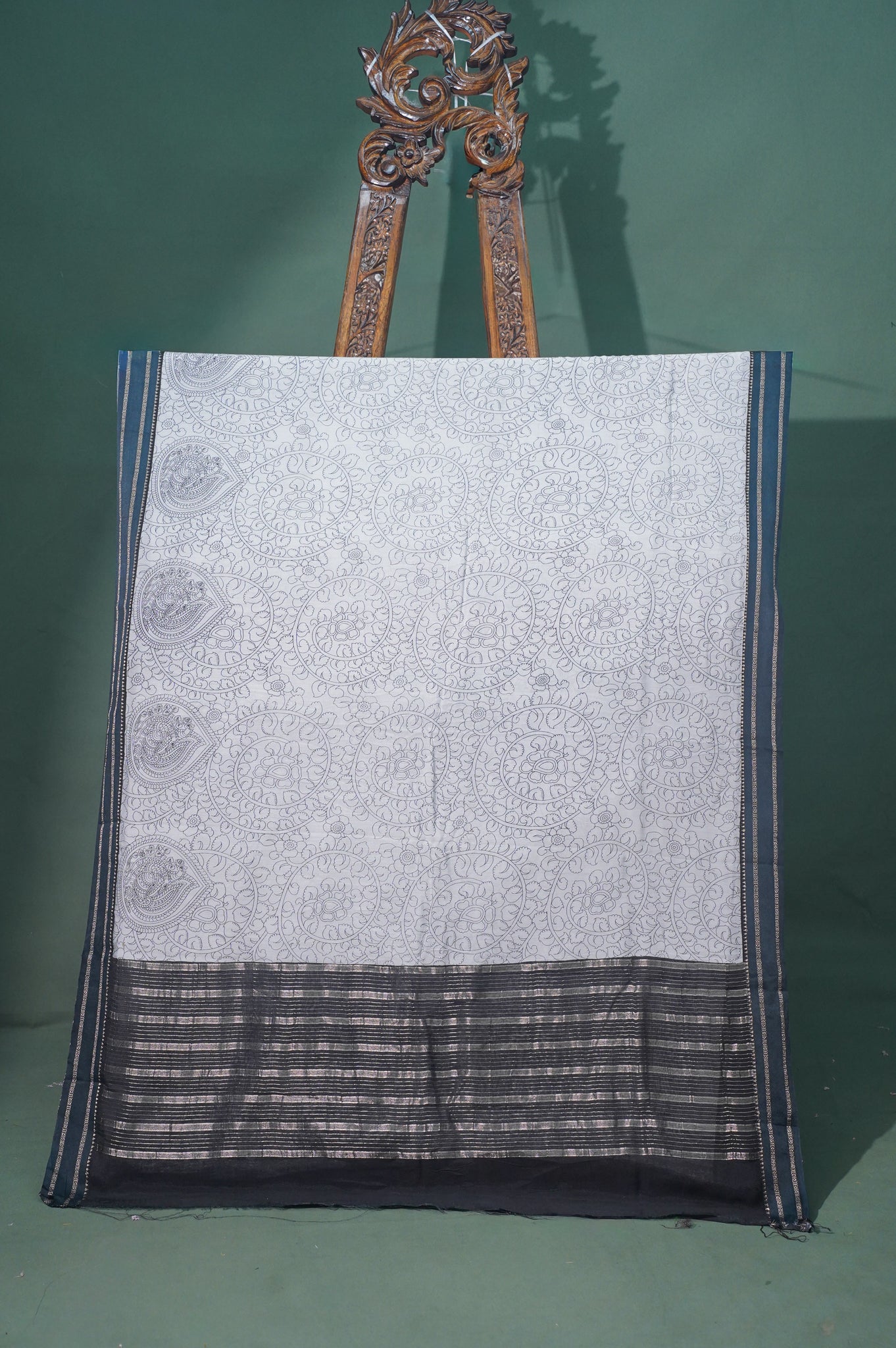 UTSAV BANARAS 348: Graceful Off White Munga Silk Saree with Artistic Print &amp; Satin Zari Patta Border