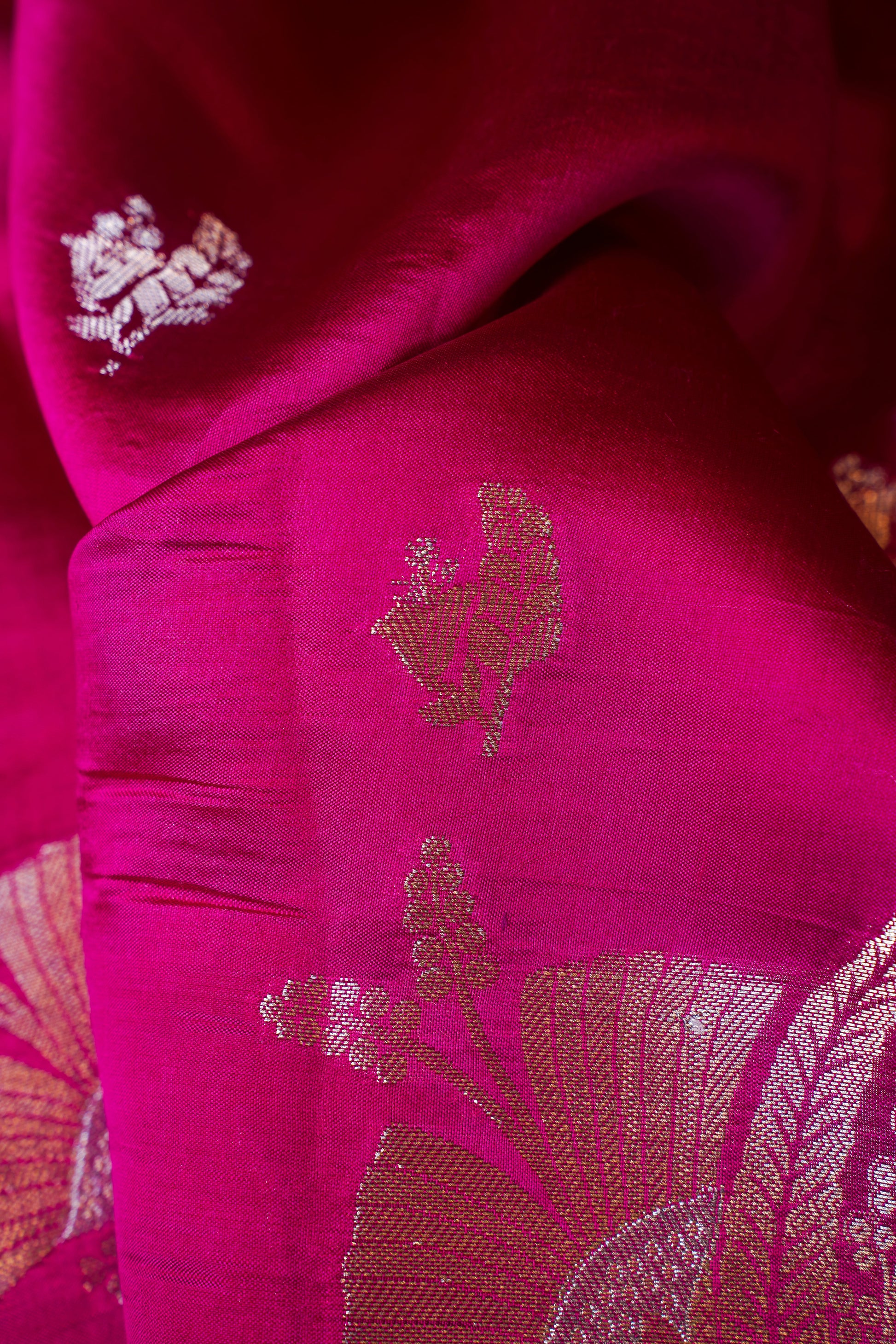 Magenta Pure Banarasi Dodama Silk Saree With Kadwa Woven